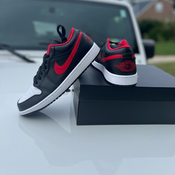 Air Jordan 1 LOW - Picture 1 of 5